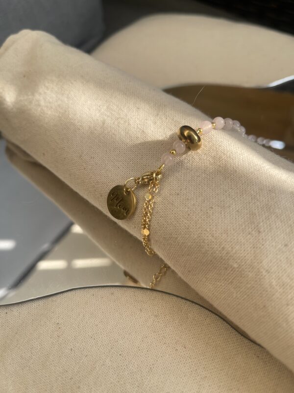 Repère doré mise en situation Bracelet MA en pierres naturelles pour jeunes mamans – suivi tétées